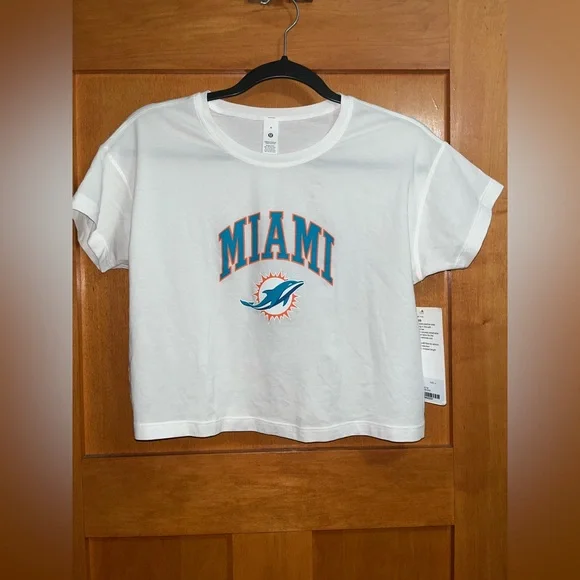 Women's lululemon NFL Miami Dolphins Cates T-Shirt Cropped Size 4 White New Tag - Picture 2 of 6